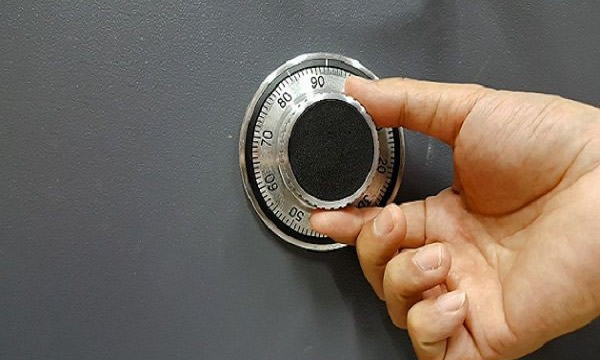 Abertura de cofre e troca de senha